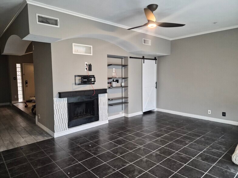 Living Room - 4040 Avondale Ave