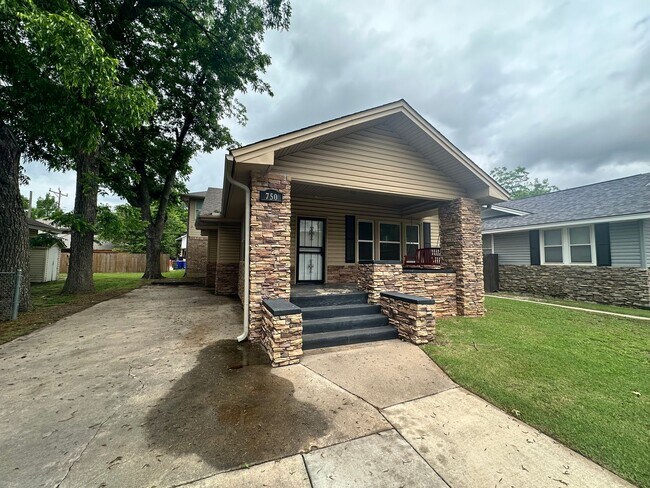 Building Photo - 750 S Jenkins Ave