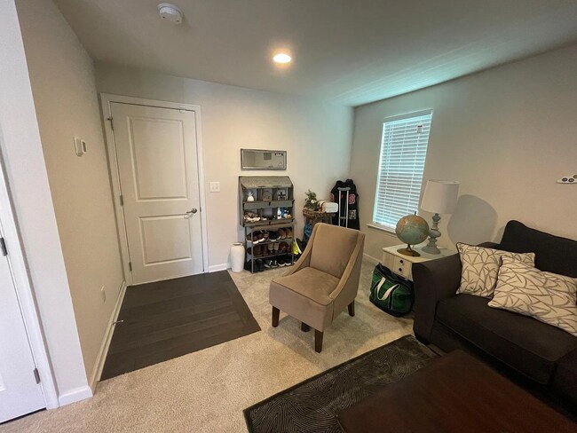 Building Photo - Stunning 3BD, 2.5BA End Unit Durham Townho...