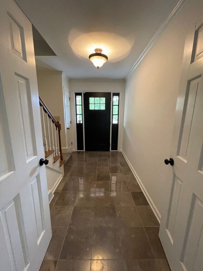 Building Photo - Large 4/4 House in Maplewood $2,650