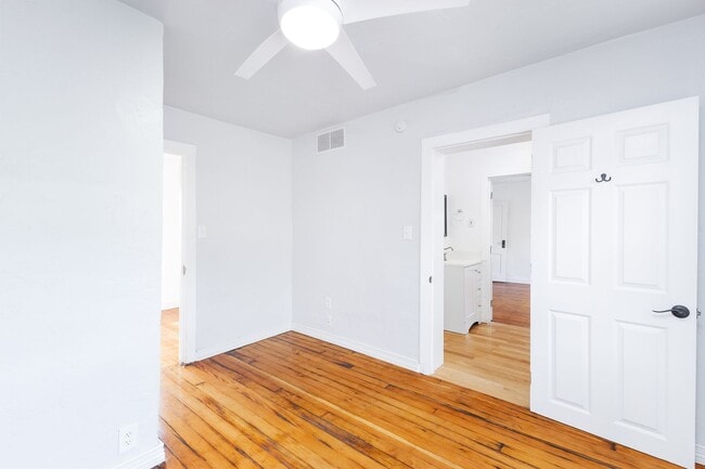 Building Photo - Adorable home on over-sized lot!