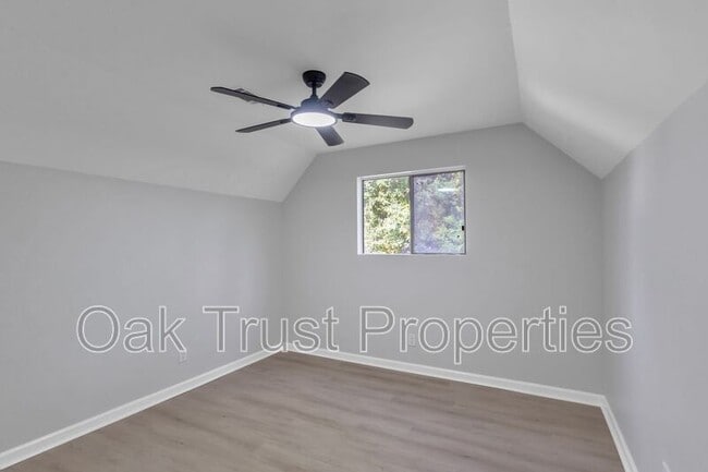 Building Photo - 107 Willow Ct