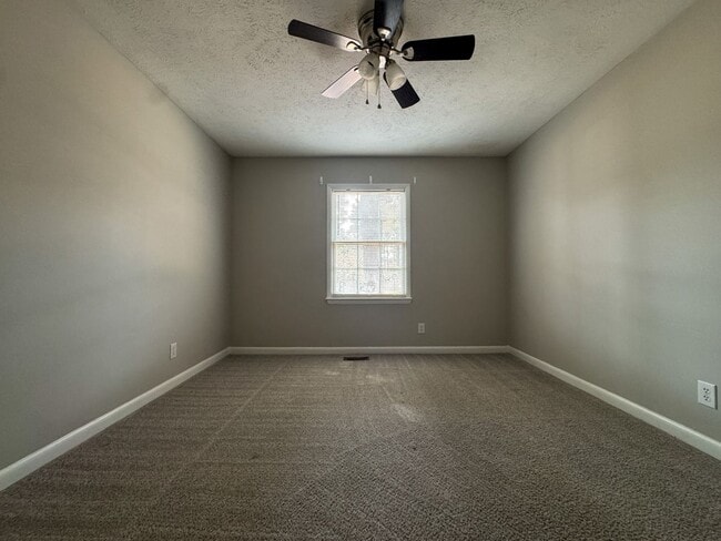 Building Photo - Charming 3 Bed 2 Bath Home with Fenced Yard