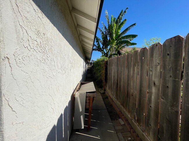 Building Photo - 6128 Chickasaw Ct