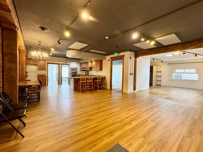 Building Photo - Queen Anne Loft Apartment