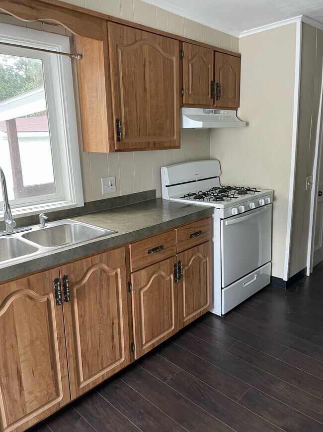 Building Photo - 196 W 6th St