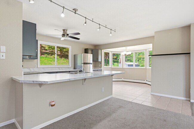 Building Photo - 836 Sleepy Hollow Dr