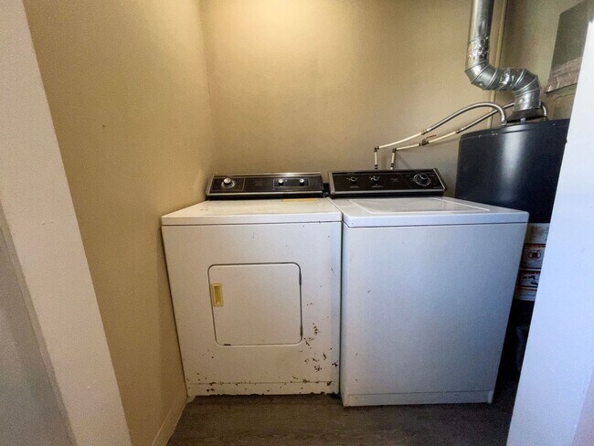 Building Photo - 1900 E 22nd St