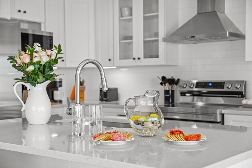 Building Photo - 350 La Hacienda Dr