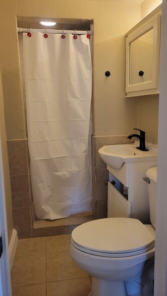 Building Photo - 5676 Clark St