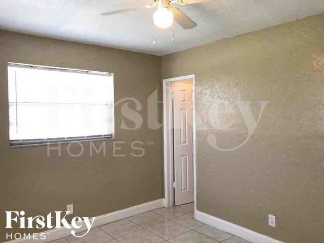 Building Photo - 2840 SW 2nd Ct