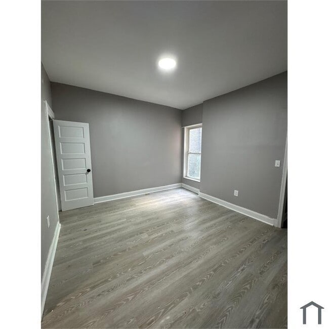 Building Photo - 3 Bedroom Home