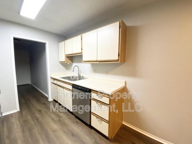 Building Photo - 5705 Sara St