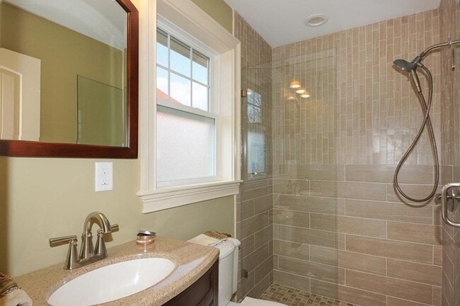 Building Photo - 276 Waverley Ave