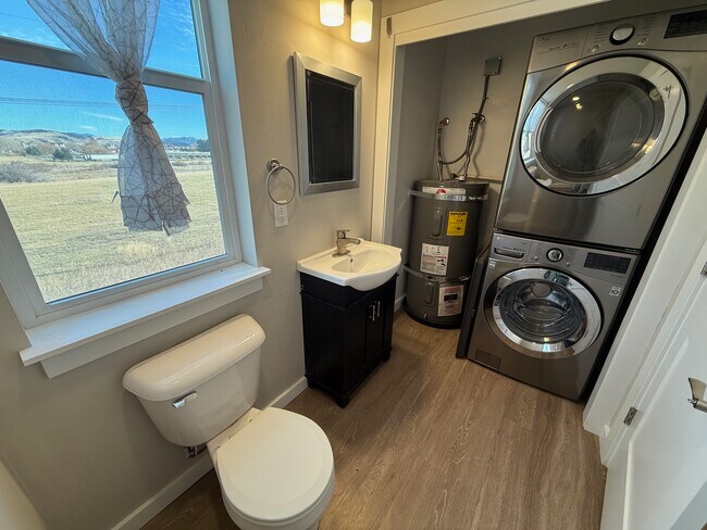 Building Photo - 2710 Sartain St