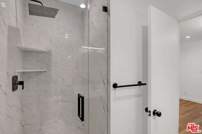 Building Photo - 950 Havenhurst Dr