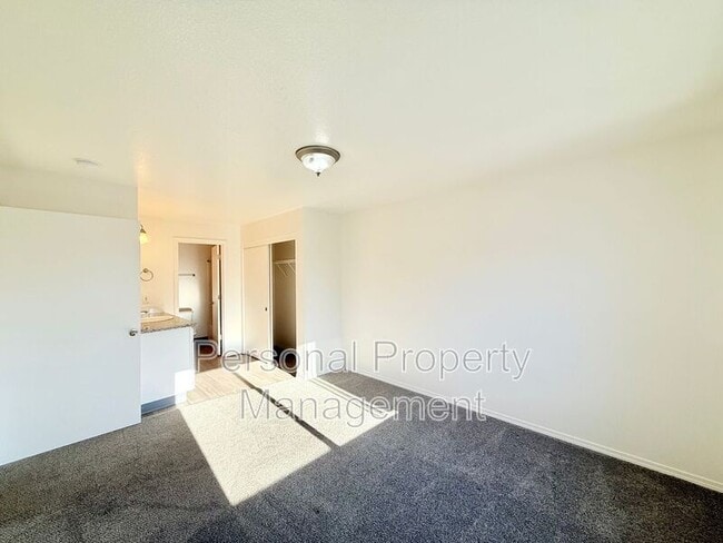 Building Photo - 3412 NE 66th Ave