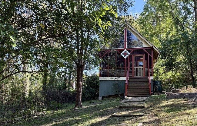 Building Photo - 574 Primitive St