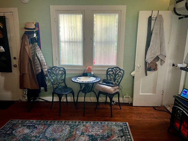 Building Photo - Cute and Cozy Studio in Los Angeles w/ Gar...