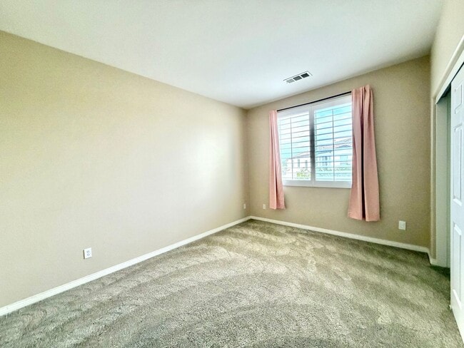 Building Photo - Spacious 5 Bedroom Wolf Creek Home with Balcony, Loft & Secondary Kitchen