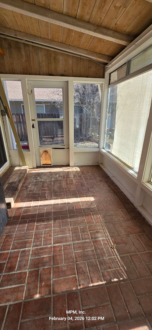 Building Photo - 2 bedroom 2 bath w bonus room