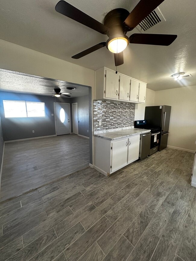 Building Photo - 2206 Lyndale Dr