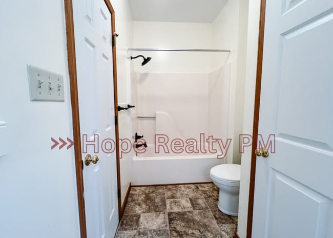 Building Photo - 5711 Meadowood Ln