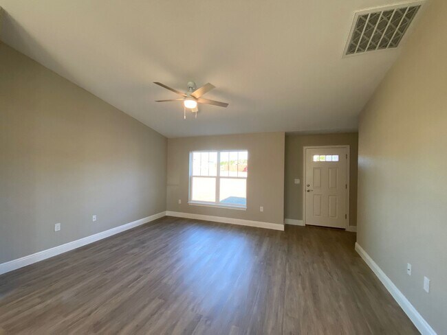 Building Photo - 3/2/2 Silver Spring Shores **Won't Last***