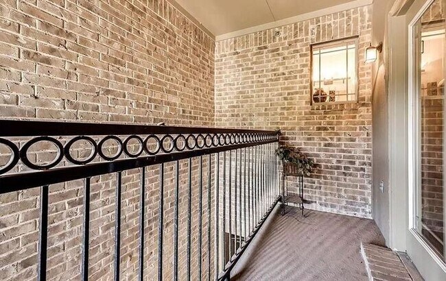 Building Photo - Upscale living in this fabulous Townhome!