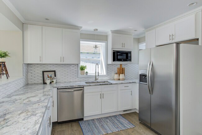 Building Photo - 701 Lincoln St