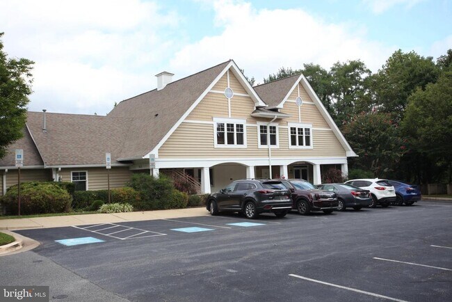 Building Photo - 913 Hillside Lake Terrace