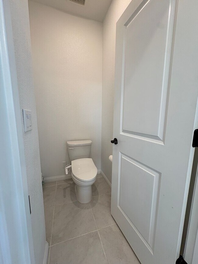 Building Photo - 3 bedroom 2.5 Bath with Solar in Brentwood