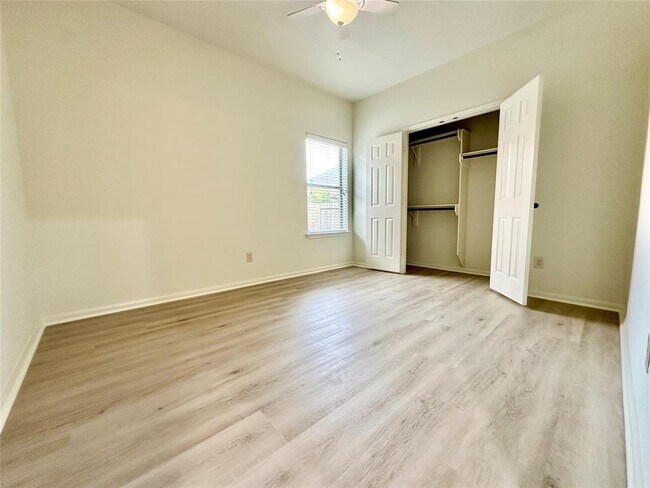 Building Photo - 2026 Bloommist Ct