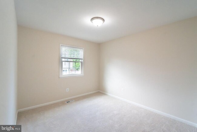 Building Photo - 2055 Pilgrim Dr