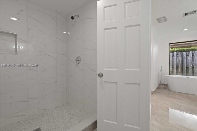 Building Photo - 8881 N Lake Dasha Dr