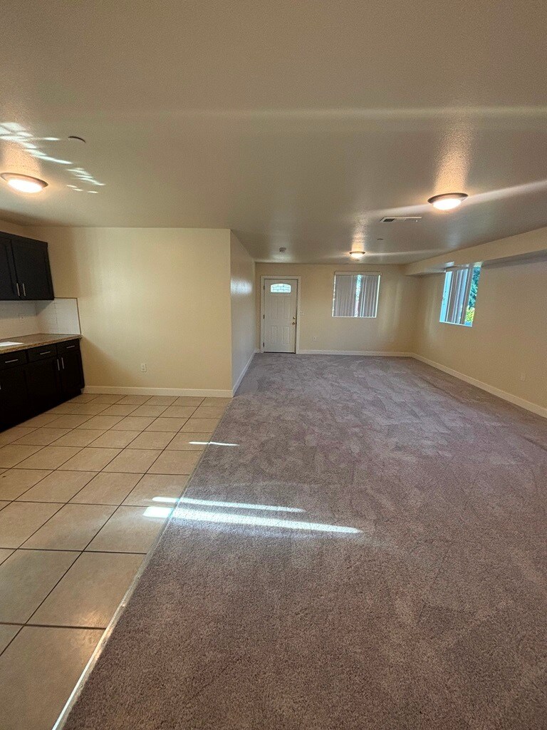 Building Photo - 213 W 82nd St