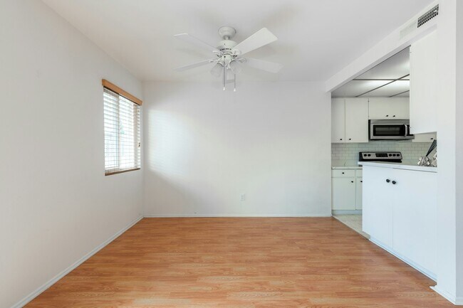 Building Photo - 5412 Lindley Ave