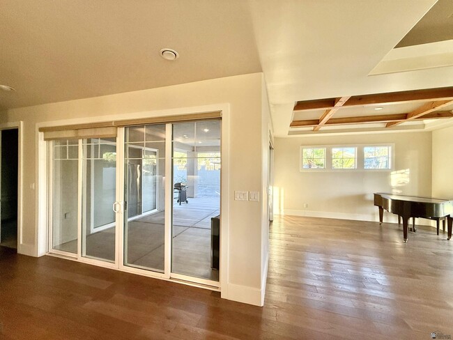 Building Photo - 1330 W Ridgeview Dr