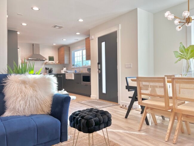 Building Photo - 392 N 7th St