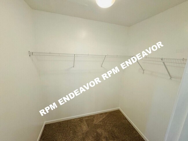 Building Photo - Spacious 4 bedroom, 2.5 bath home availabl...