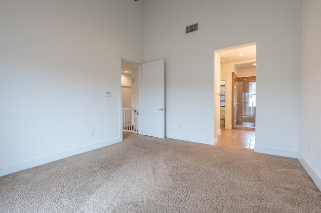 Building Photo - Beautiful 2 Bedroom, 2.5 Bath Townhome in Northwest Austin