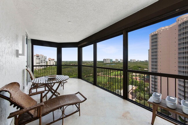 Building Photo - 8473 Bay Colony Dr