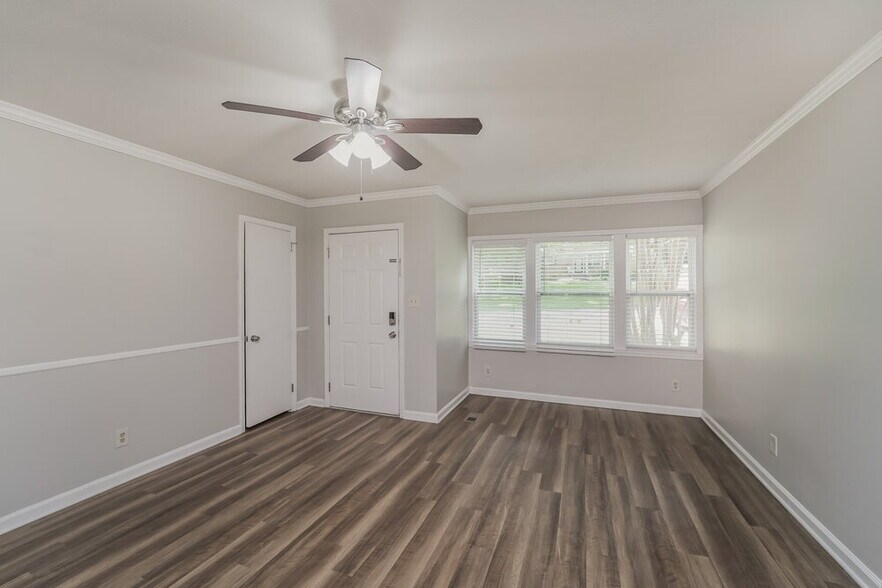 Building Photo - 2413 Dora Dr