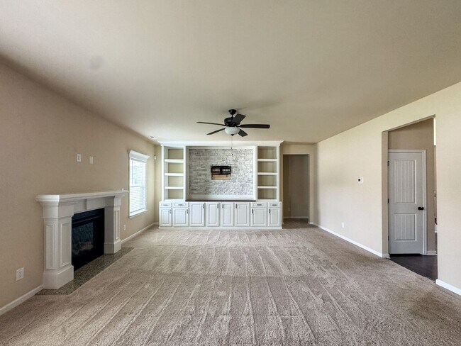 Building Photo - Stunning 5 Bed 4.5 Bath Fayetteville Home with Fenced Yard