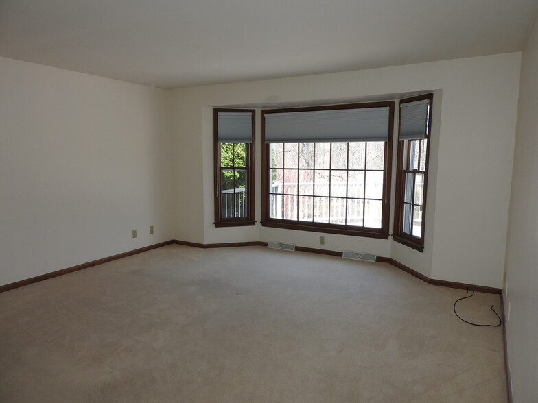 Master Suite with walk in closet - 1720 W Bradford Dr