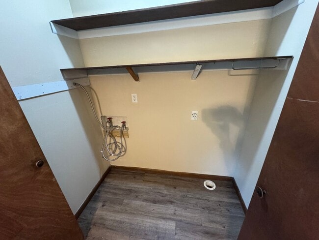 Building Photo - 3 bedroom 2 bath Springfield Home located ...
