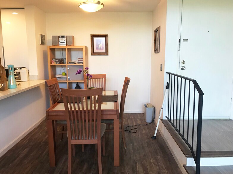 Building Photo - 4900 Overland Ave