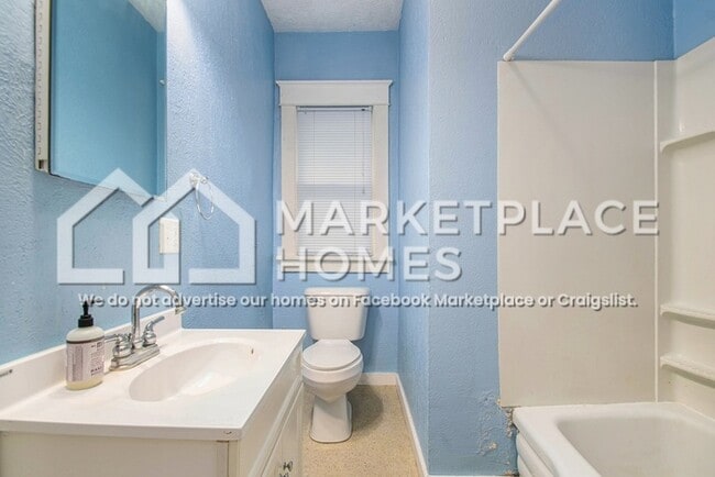 Building Photo - 822 N St Louis Blvd