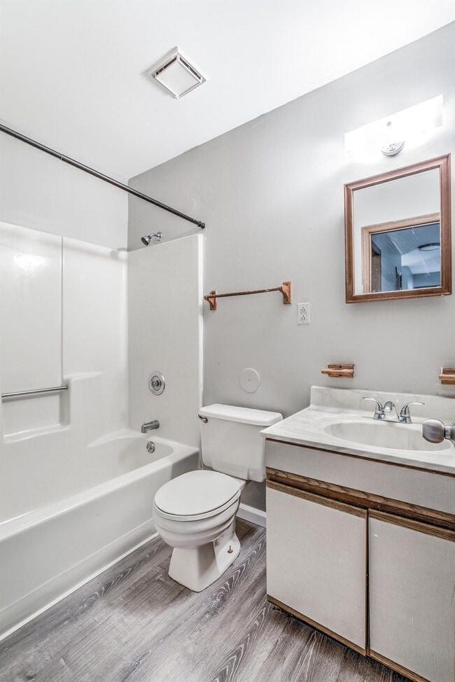 Building Photo - 18 Redwood Dr