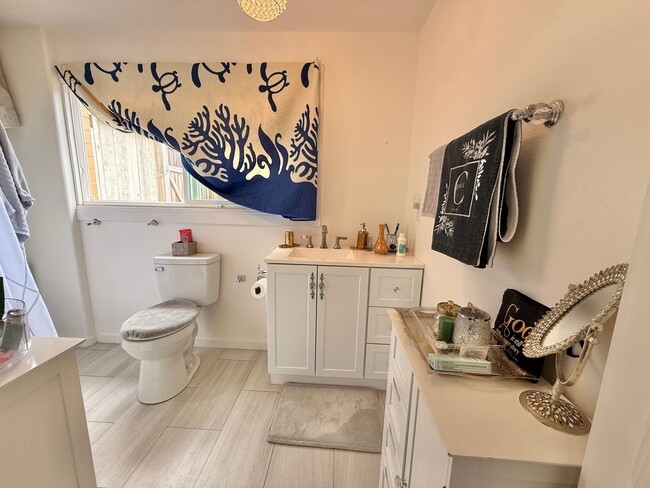 Building Photo - Spacious 2 Bedroom / 2 Bathroom Downstairs Unit Available in Makawao! Unfurnished!